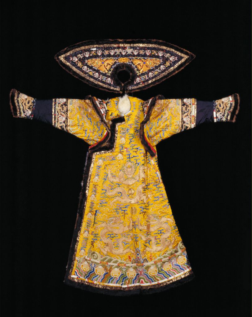 图片[1]-Ming Yellow Satin Embroidered Gold Dragon Leather Gown-China Archive